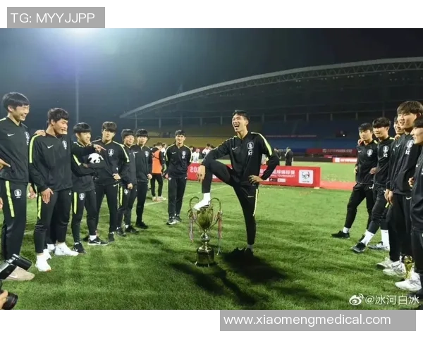 足球球星首次亲眼见熊猫惊叹不已 体验中国国宝的可爱与神奇