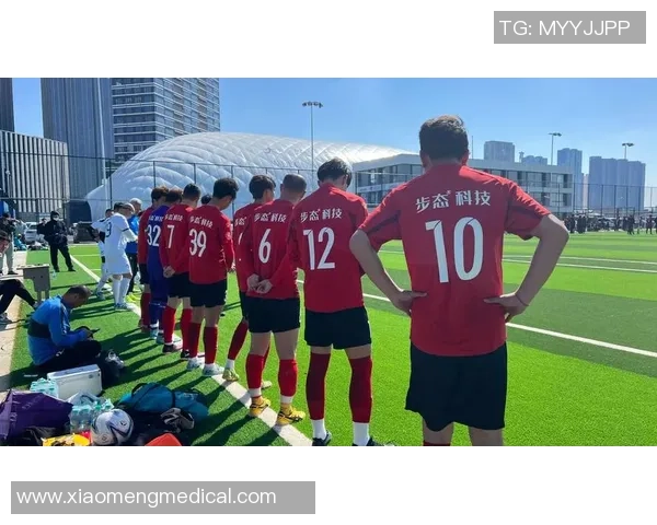 《从绿茵场到人生新篇章：退役足球明星的真实故事与心路历程》