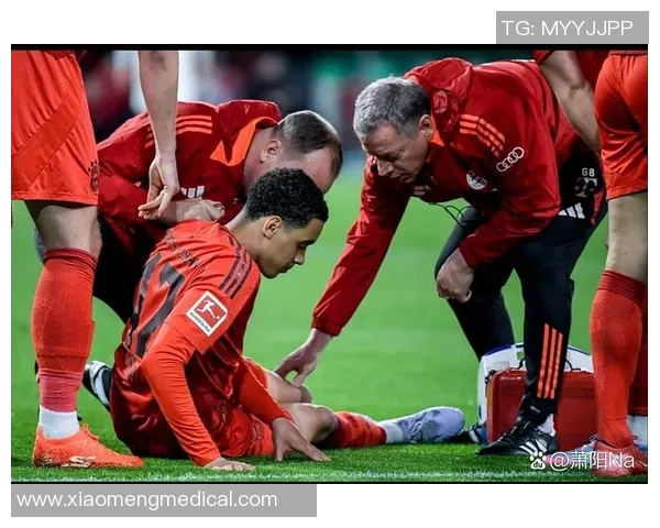 球星误拿足球引发的幽默事件与意外挑战揭秘 球星误拿足球引发的幽默事件与意外挑战揭秘